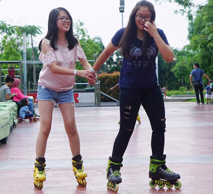 les skateboard termurah tangerang longboard cruiser quadskate rollerskate kursus rollerblade sepatu roda inlineskate skuter otoped freestyle stunt scooter skateboarding terbaik skatepark kelas privat anak sehat guru event viral Popcorn Skate School